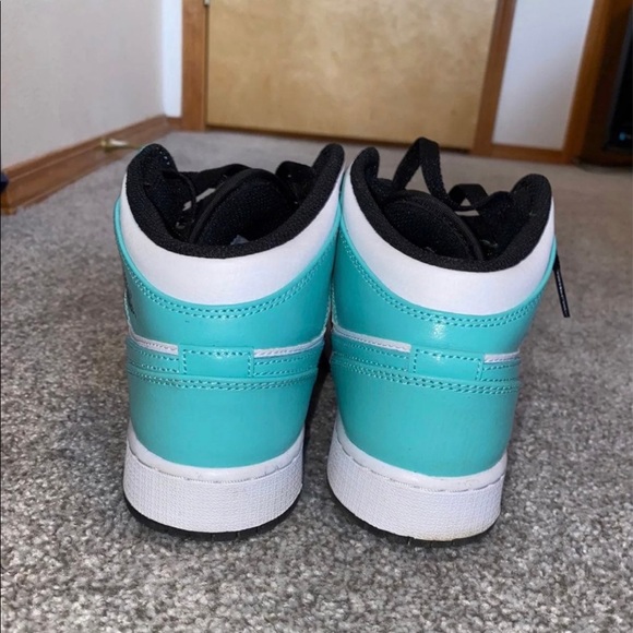 Air Jordans 1 Mids :: Igloo - Picture 5 of 7